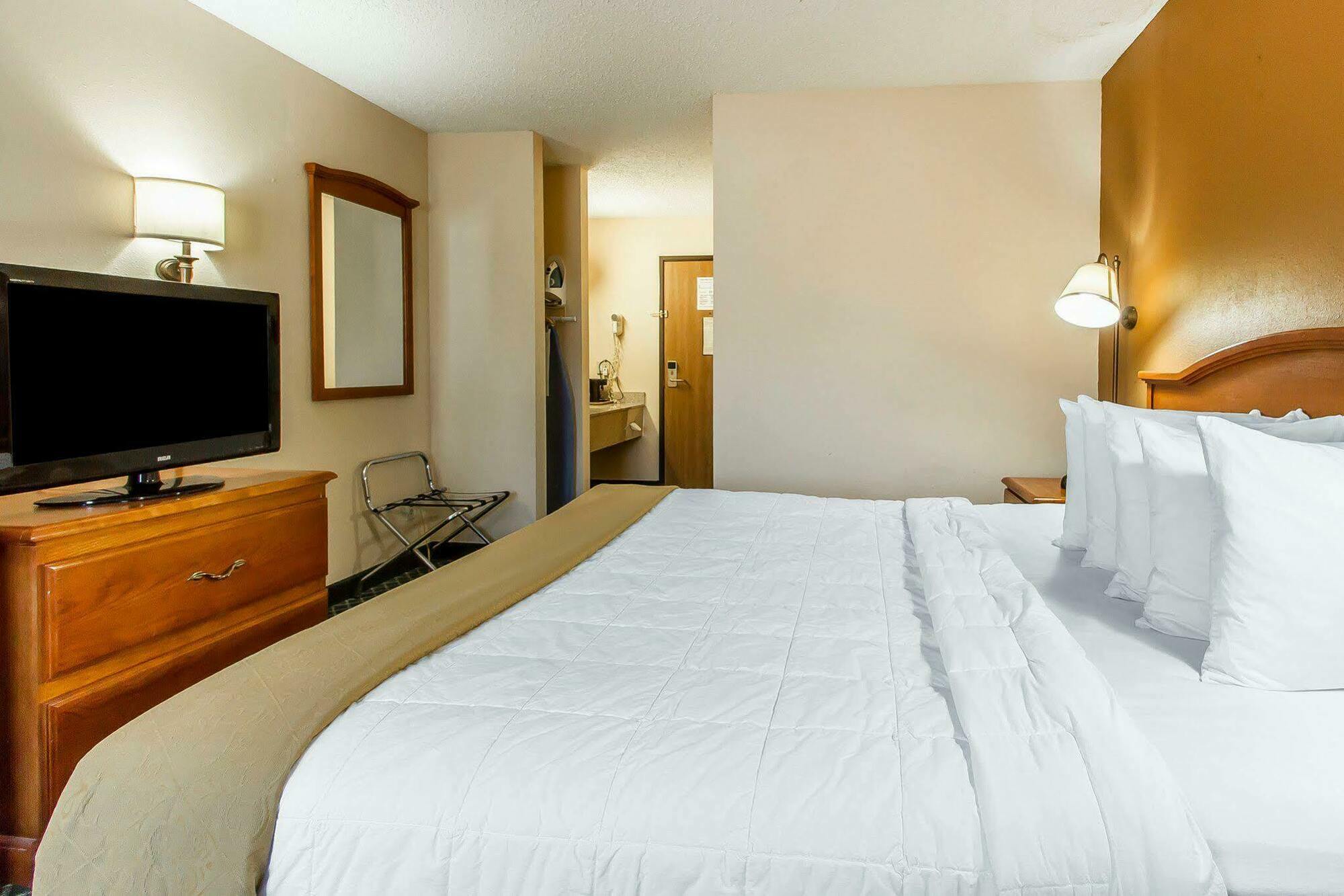 Quality Inn Burlington Near Hwy 34 מראה חיצוני תמונה